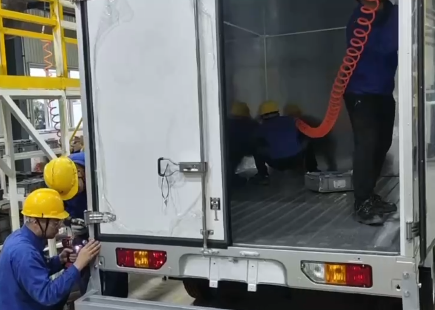 Tecnologia de rebite cego: a pedra angular do conjunto de painel de favo de mel de caixa de carga leve